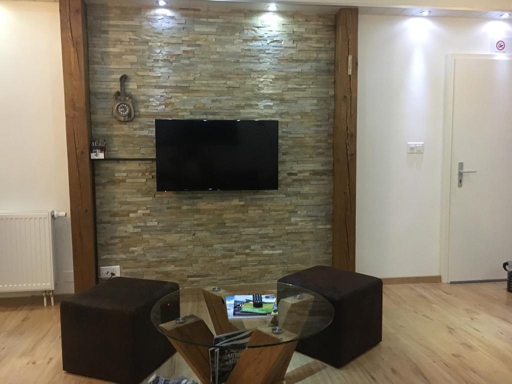 Studio Cosy Au Centre De Couvet Apartment Екстериор снимка